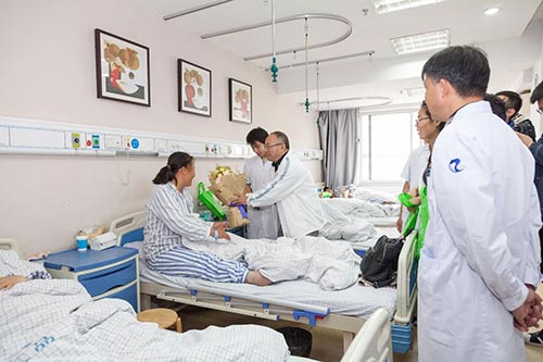 著名主持人老吴与仁品患者共度中秋