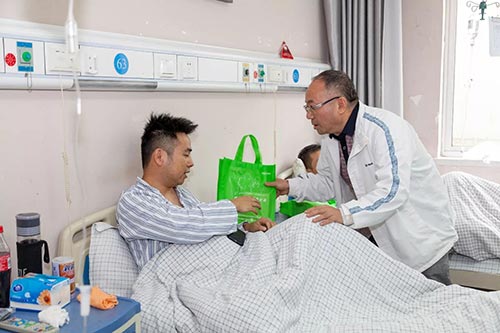 著名主持人老吴与仁品患者共度中秋