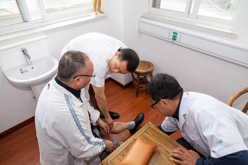 著名主持人老吴与仁品患者共度中秋