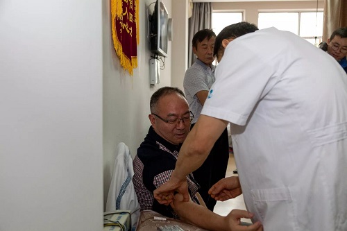 著名主持人老吴与仁品患者共度中秋