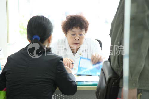 王主任细心问诊耳鸣患者病情